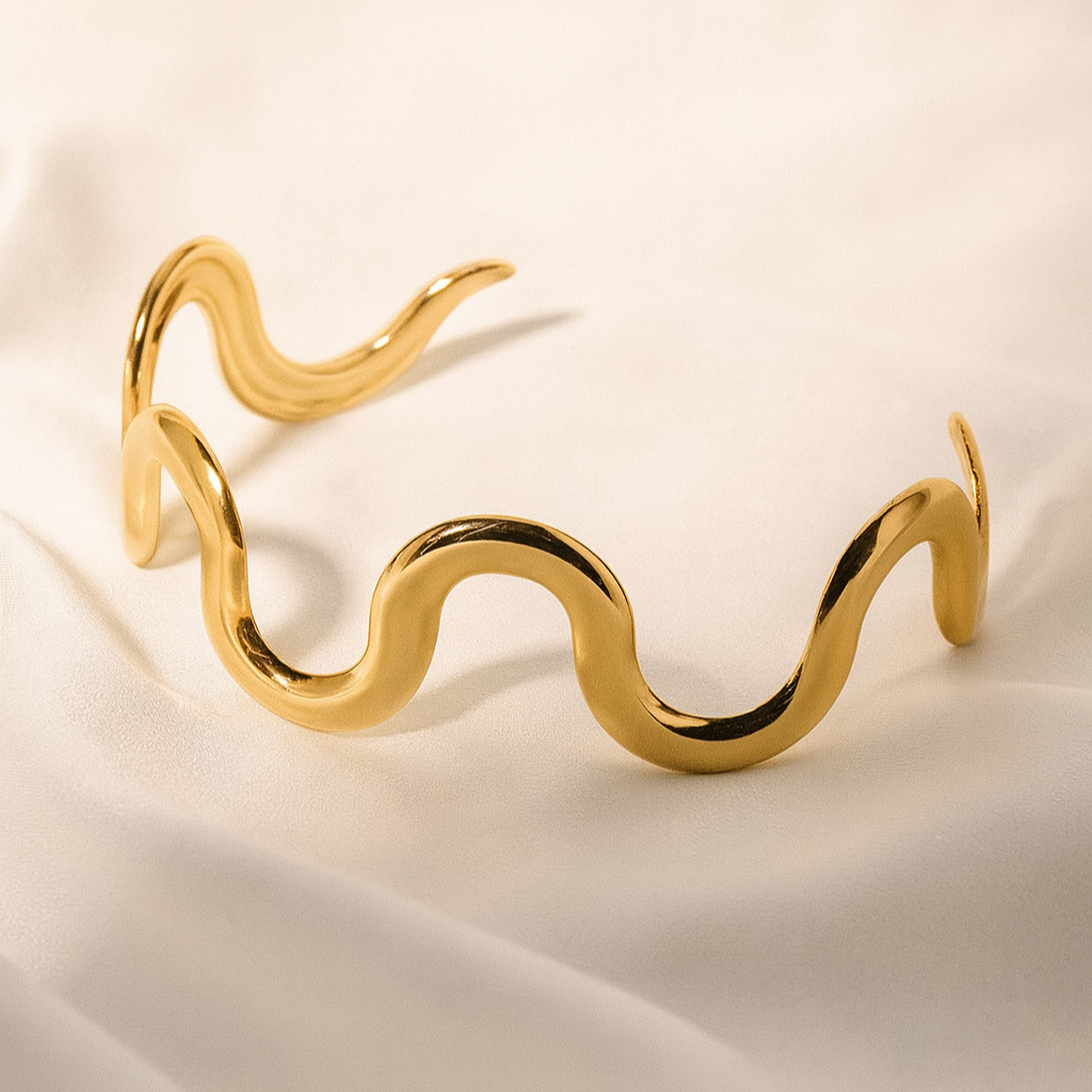 solar-wave-cuff-bracelet-gold-plated-masaira Wavy gold-plated open cuff bracelet on satin background – Solar Wave Cuff by Masaira