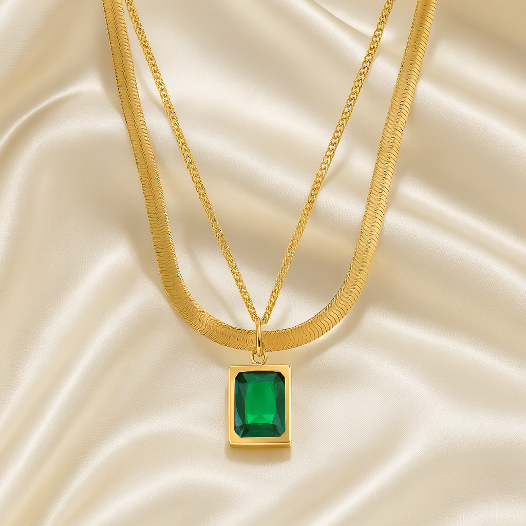 Emerald Grace Necklace in 18 carat gold with double-layer chain and green stone pendant