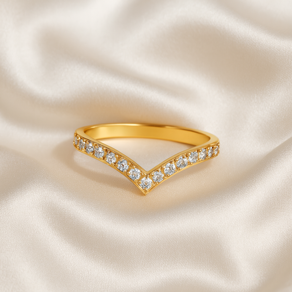Eternal V-Shine Ring in 18 carat gold with a V-shaped band set with shimmering cubic zirconia stones